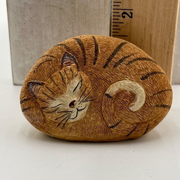 Ginger cat resin figurine looks like a rock paint - Picture 8 of 9
